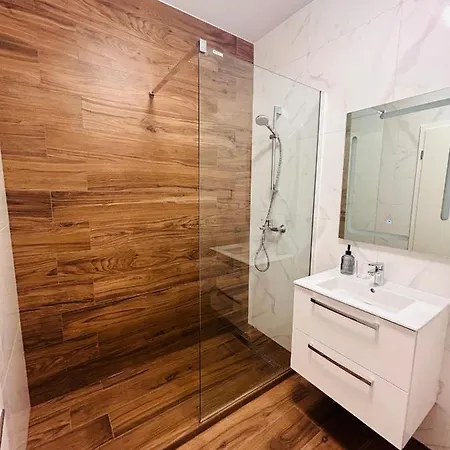 Brand New, Feel At شقة تيميشورا